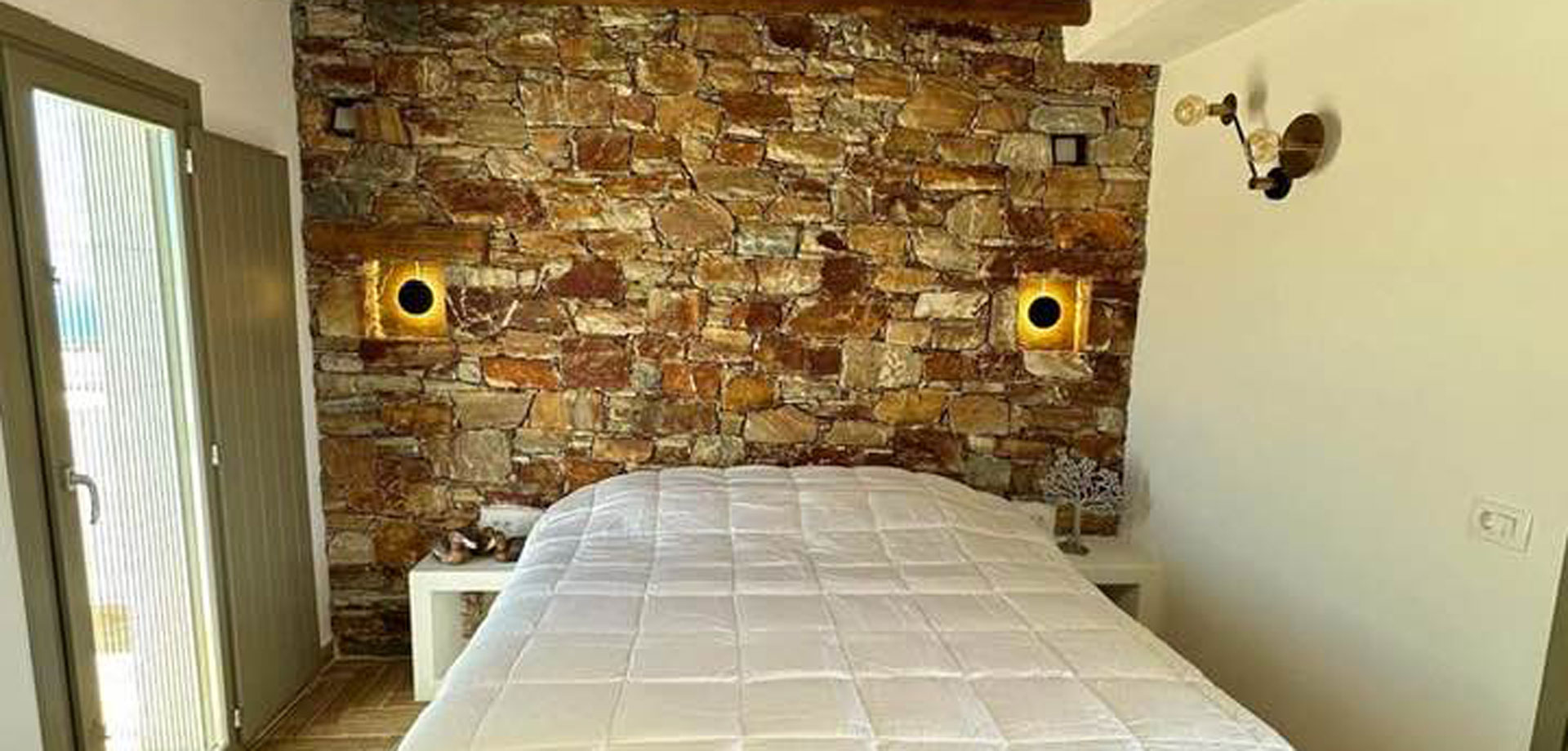 The bedroom of Lygaria house in Folegandros