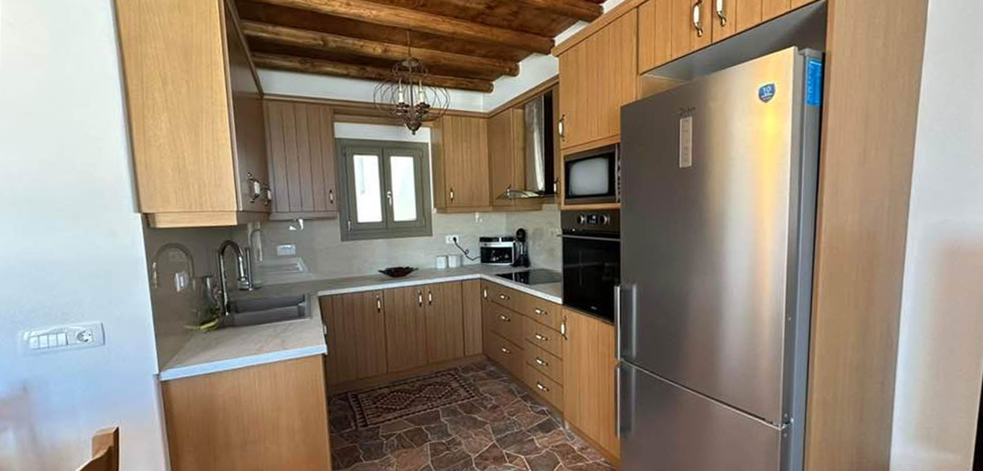 Fully equipped kitchen at the house Lygaria in Folegandros